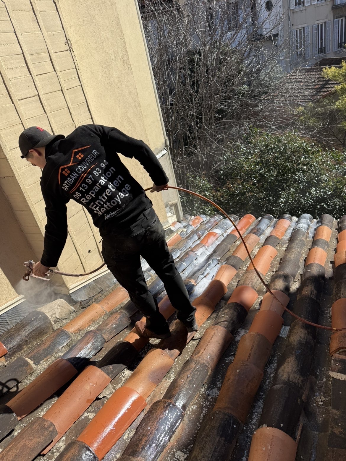 Nettoyage de toiture en cours