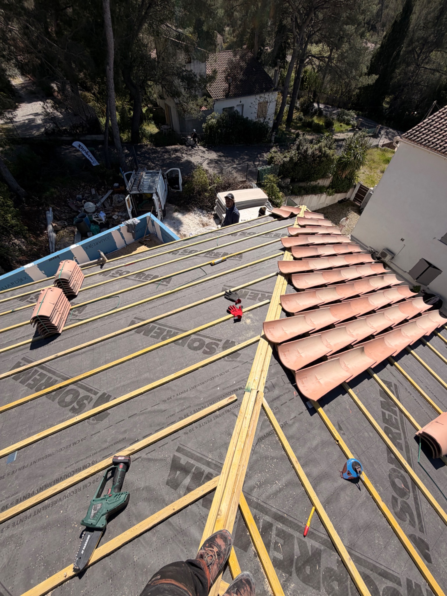 Pose de tuiles en cours